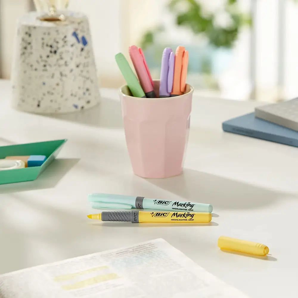 BIC Highlighter Grip Pastel, resaltadores con punta biselada ajustable, agarre de goma para mayor comodidad, colores surtidos, paquete de 6